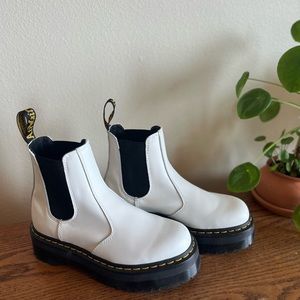 Dr. Martens - 2976 SMOOTH LEATHER PLATFORM CHELSEA BOOTS